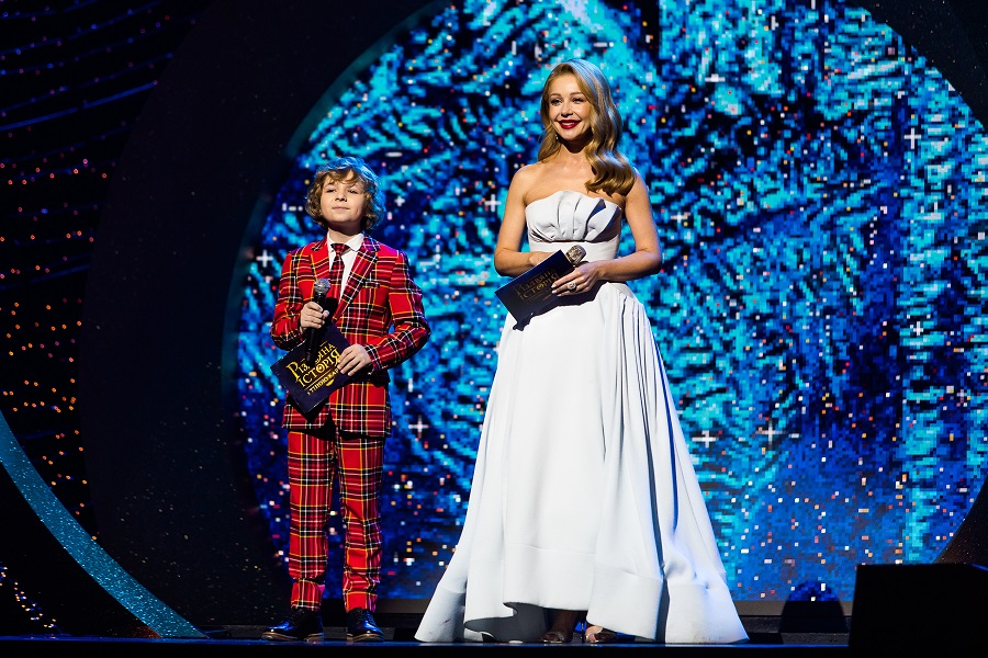 Тина Кароль, Юлия Санина и Алена Шоптенко поделились атмосферными традициями встречи Нового года и Рождества